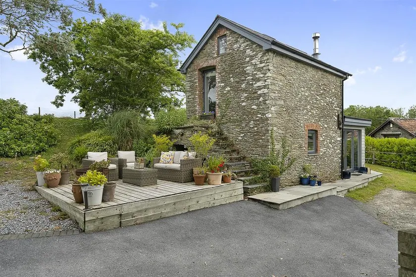 Cosy converted granary set in quiet countryside - Image 1