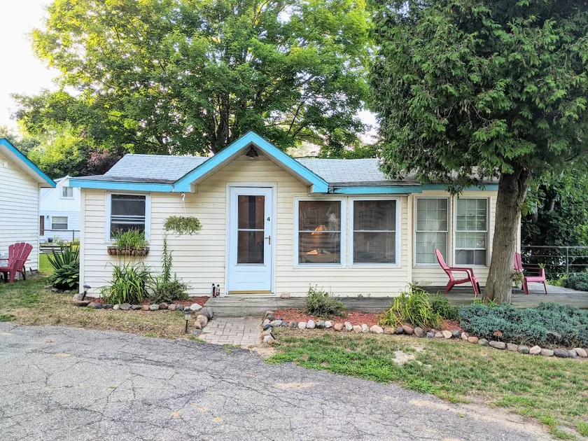 Cozy Cottage overlooking beautiful Lake Huron #4 - Image 1