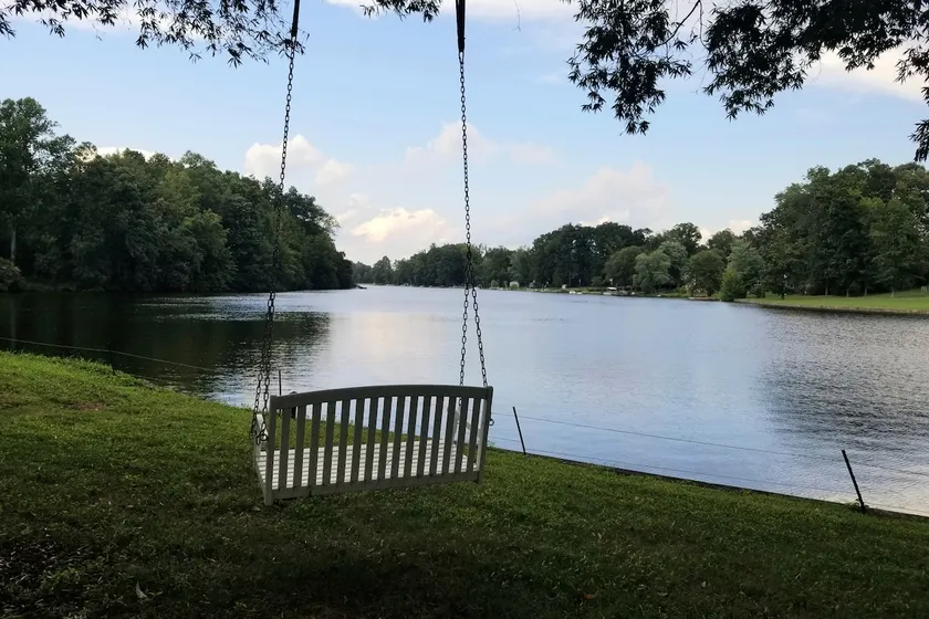 Lakeside Country Cottage with Urban Convenience - Image 1