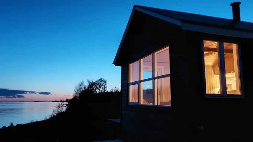 A unique spot by the water - Image 1