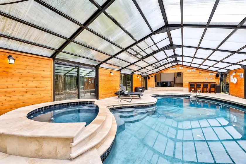 Private Heated Indoor Pool & Jacuzzi & Lake View - Image 1