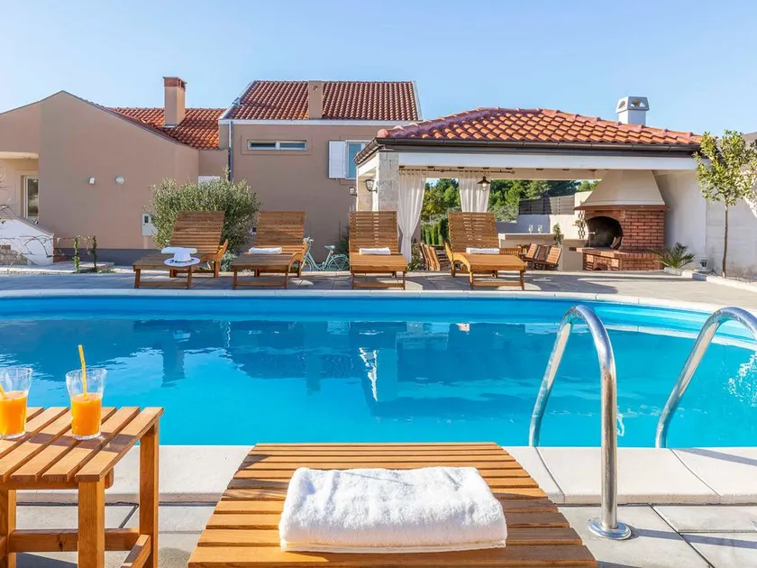 Olive Vacation House with Heated Pool - Image 1
