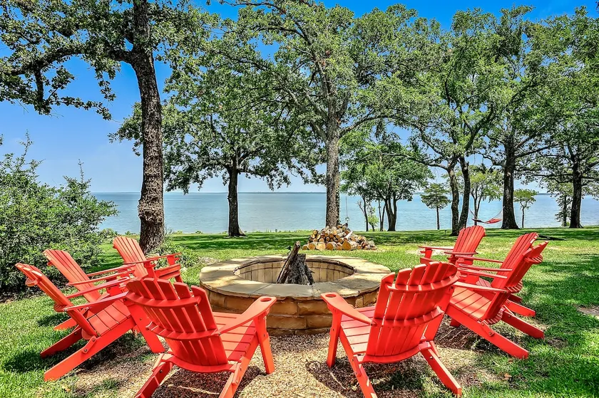 Very Rare Waterfront Home on Lake Texoma, Walk to Water from the backyard - Image 1