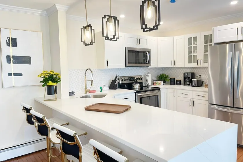 Colonial Newport Townhouse - Image 1