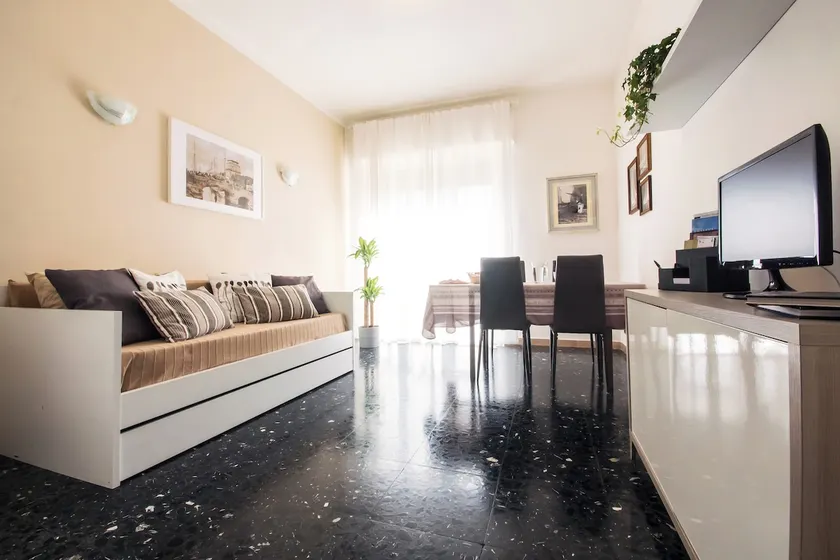 Large, bright apt with air conditioning & bikes - Image 1