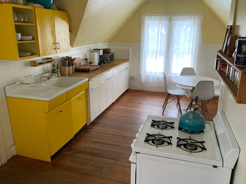 Large Quirky Sunny Farmhouse Apartment - Image 1