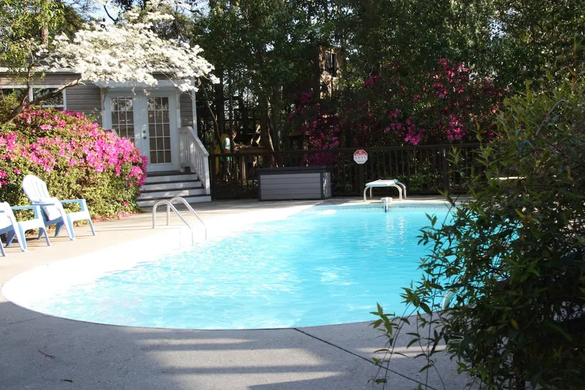”Saltwater Escape: 5BR Fun & Pool Paradise” - Image 1