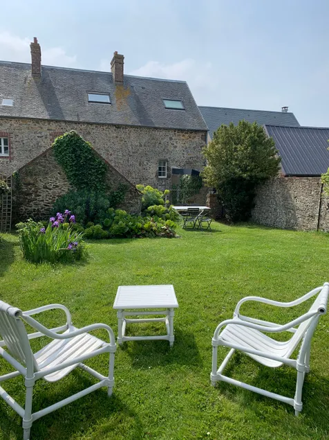 House and garden, close to the sea - Image 1