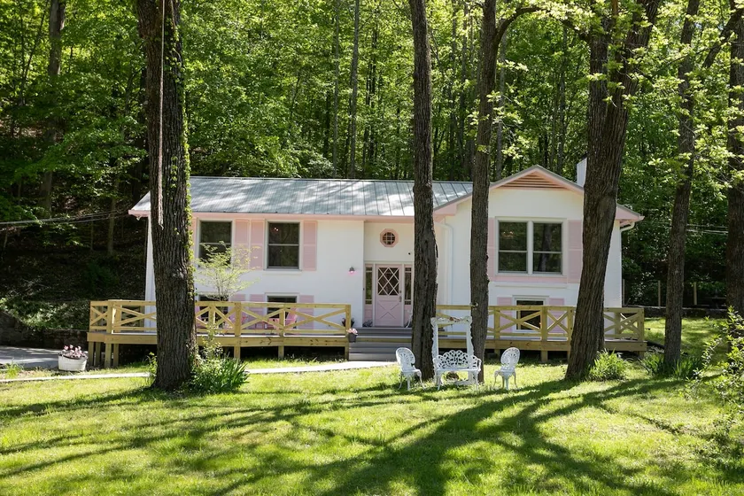 Charming Wooded Farmhouse Donkey Retreat - Image 1
