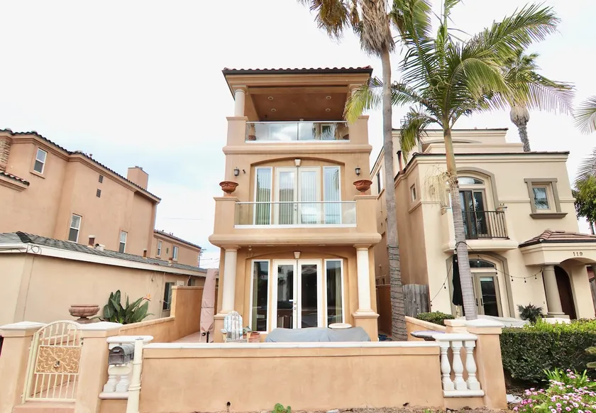 Life’s a beach…house with gorgeous ocean&pier views. A few steps to the waves.,. - Image 1