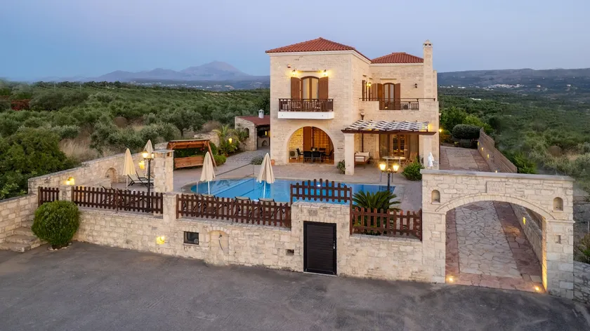 Impressive four bedroom stone house with swimming pool - Image 1