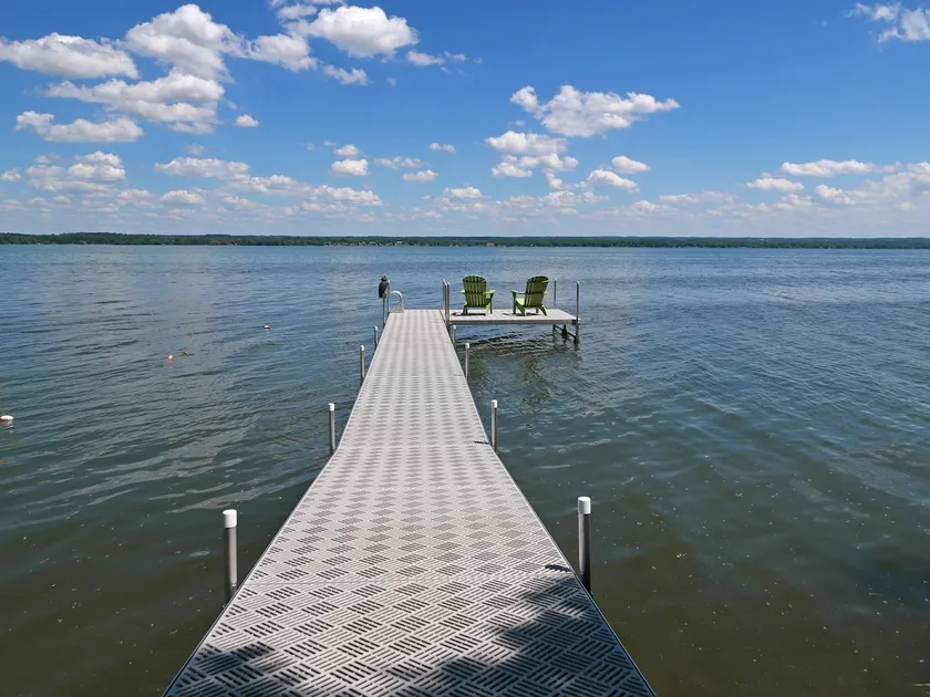 Fox Hill: A modern lakefront getaway - Image 1