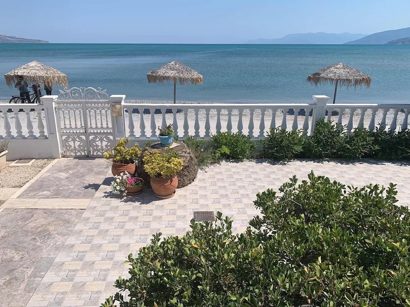Holiday House by the Sea - Image 1
