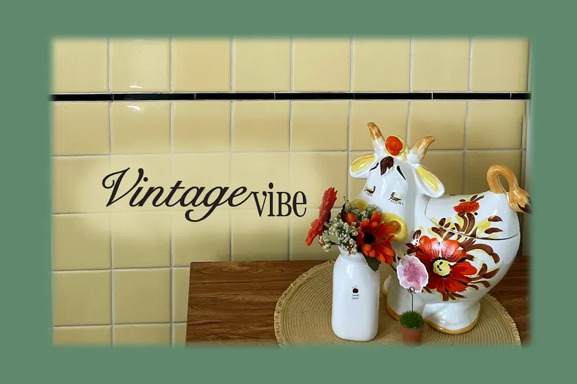 (A2) Vintage Vibe • Queen Bed • 2nd floor - Image 1