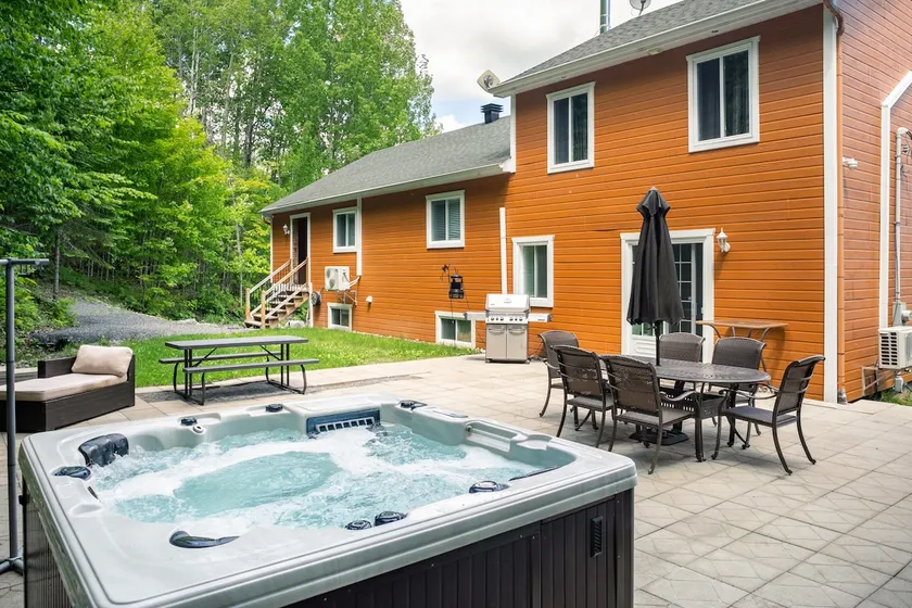 Cozy Lakefront Chalet with SPA near Mt-Tremblant - Image 1