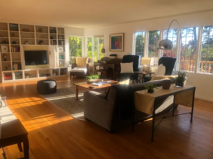 Charming, perfect location, large, super clean! - Image 1