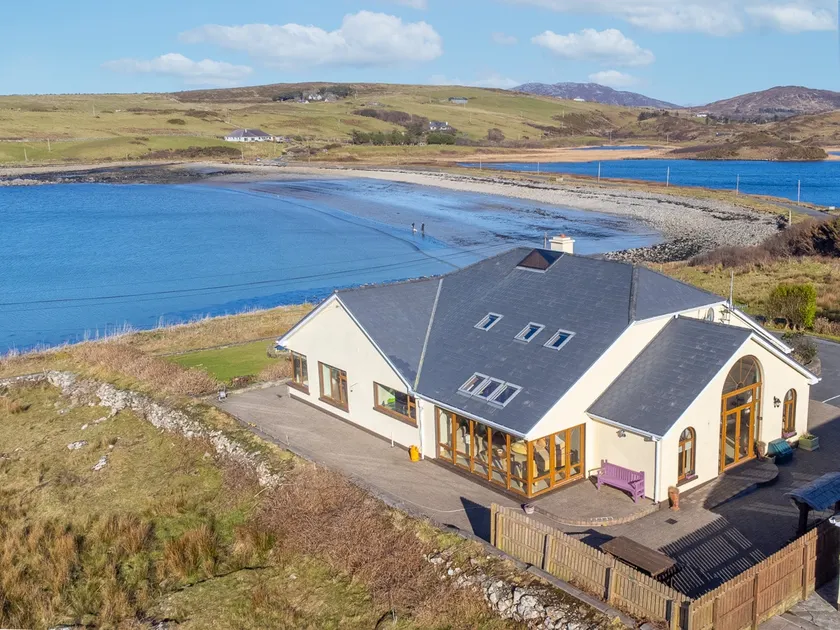 Spectacular Setting Overlooking Beach - Image 1
