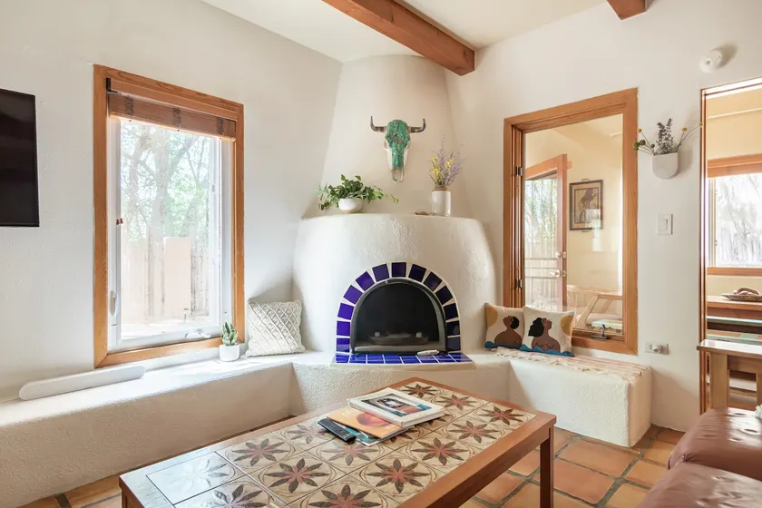 Hygge Hacienda - sunny condo w views near downtown - Image 1