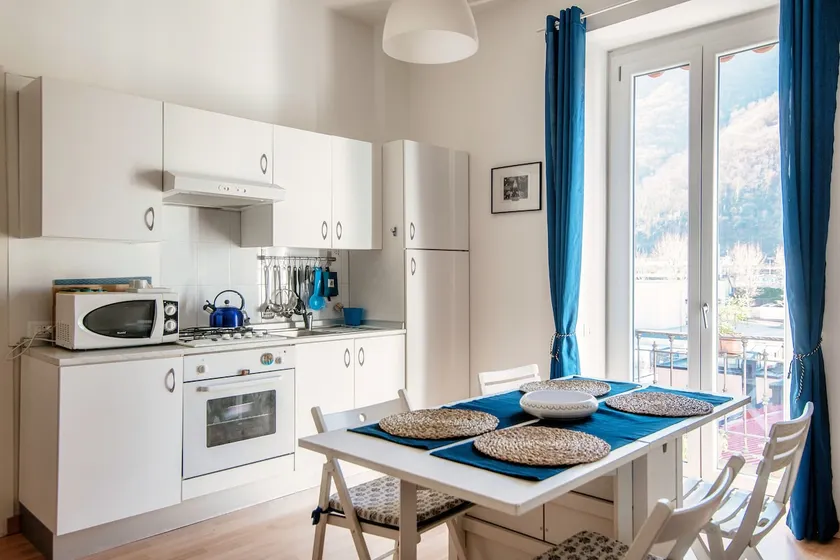 The Blue Hideaway - close to the Lake with parking - Image 1