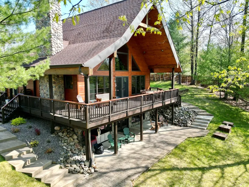 Dog friendly, lakefront home perfect for families - Image 1