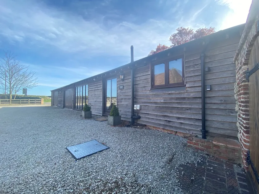 Quiet & secluded for work, moving home or holidays - Image 1
