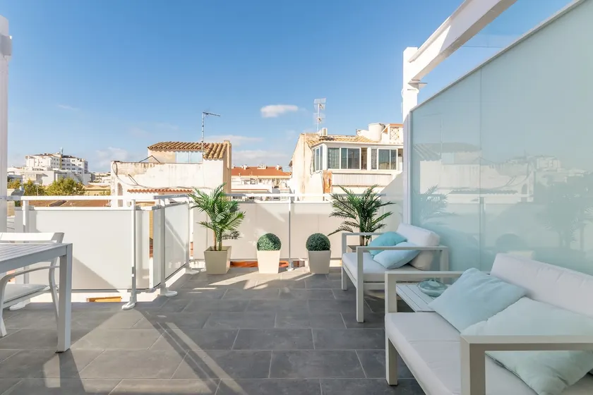 Modern penthouse with large terrace right by the beach - Image 1