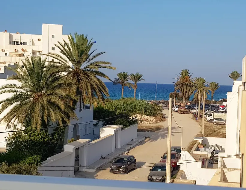 Beachfront villa with a big terrace - Image 1