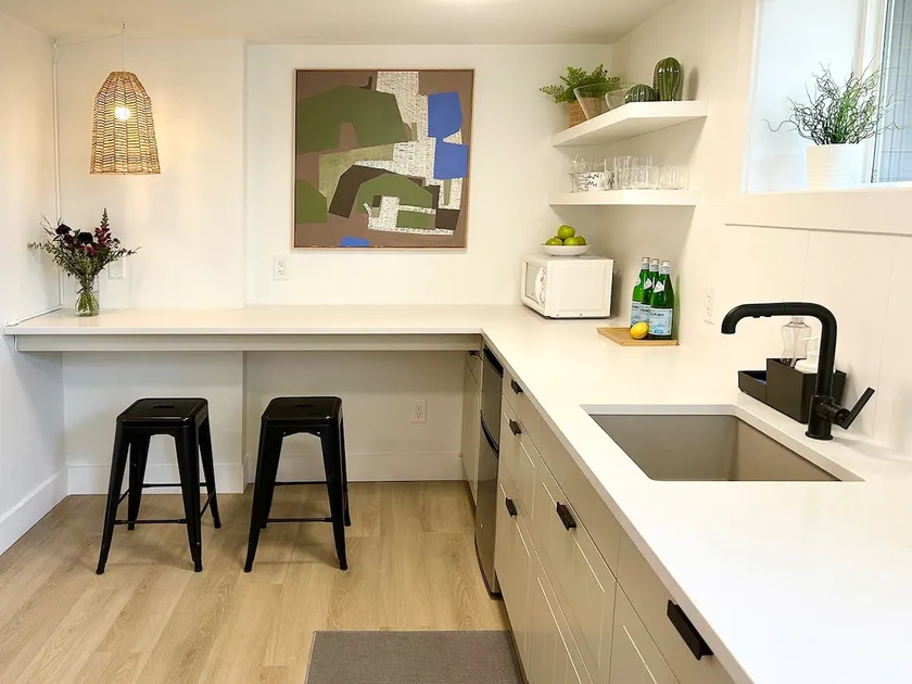 Modern suite near trendy Main St, sleeps 1-4 - Image 1