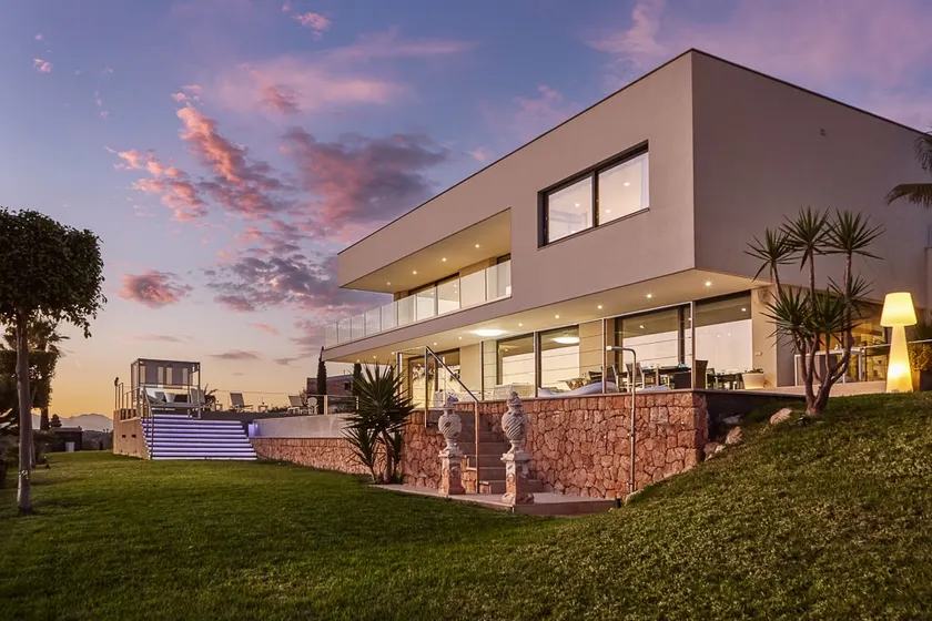 Luxury and Modern house with incredible view - Image 1