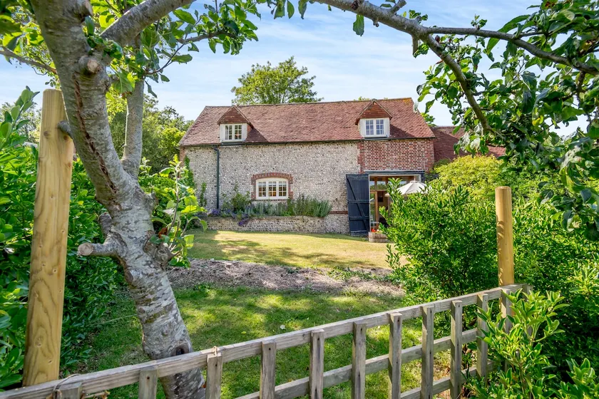Beachy Barn - Image 1