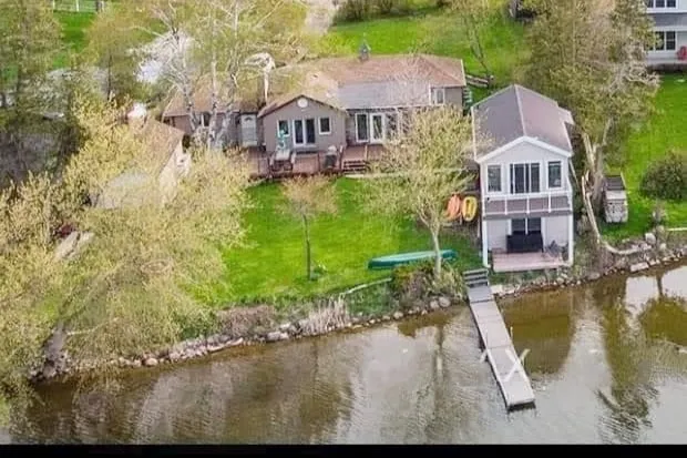 Annie's Lakefront Cottage in Kawartha Region - Image 1