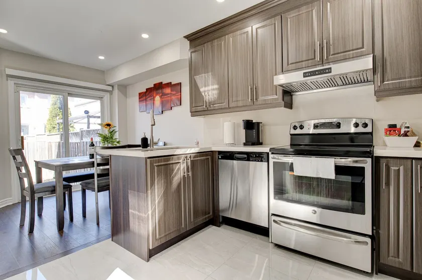 4 beds~Renovated ~Mississauga~Heartland - Image 1