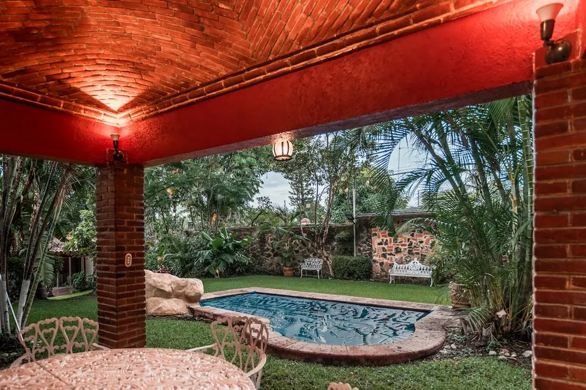 Comfortable and safe. Close to event gardens. - Image 1