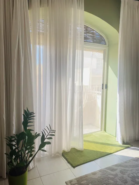 Spacious Sun-Lit Apartment - Entire Place - Image 1