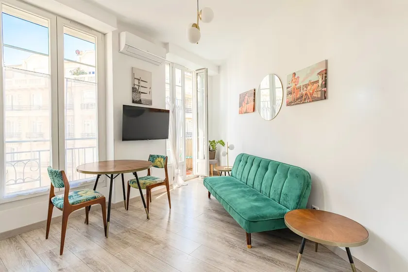 Sunny balcony, separate bedroom, 10 min/ beach - Image 1