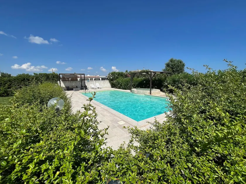Villa with private pool & garden in Southern Italy - Image 1