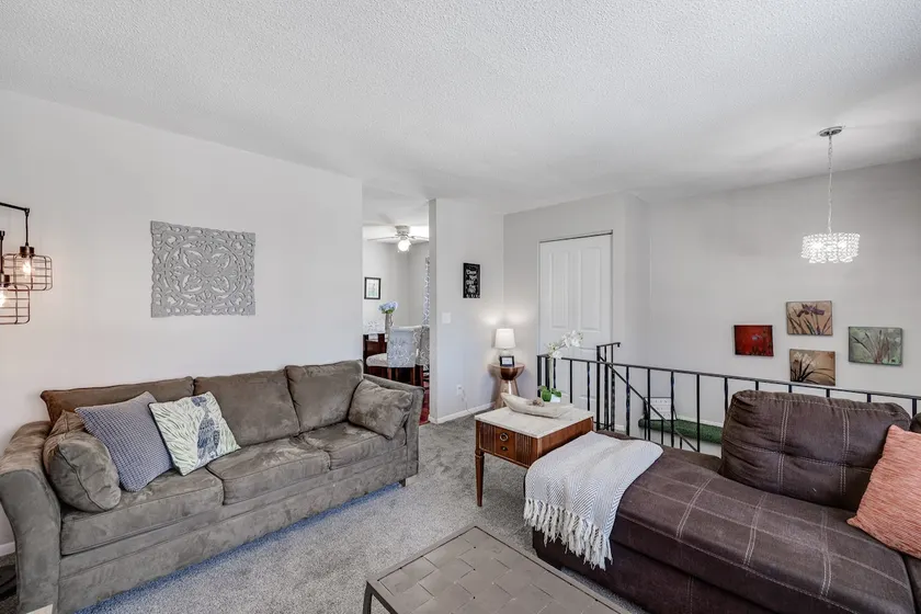 Spacious Midway 4BR • 12 Beds-Near Allianz & Fair - Image 1