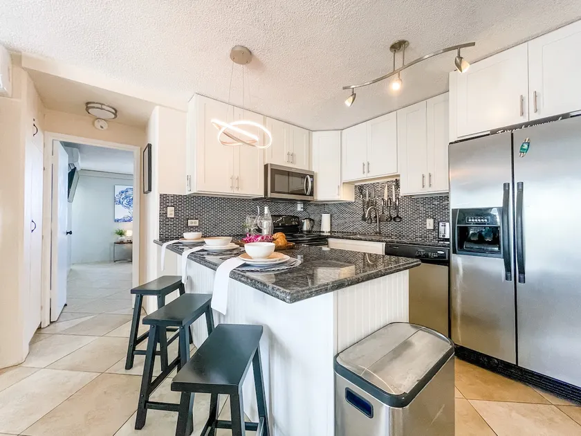 Bright & Breezy Condo and Beach w/ Free Parking!! - Image 1