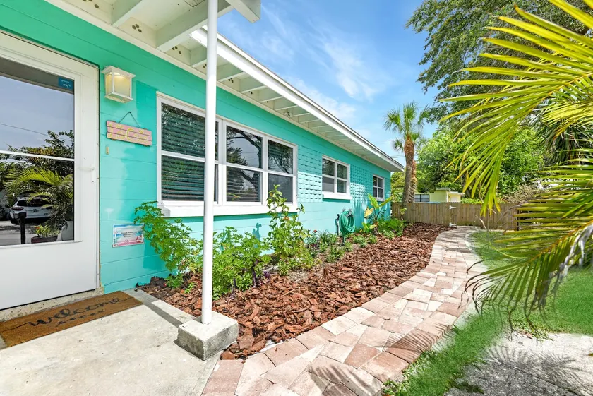 Beautifully Renovated 4Bd/2Ba House w/ 2 Kitchens! - Image 1