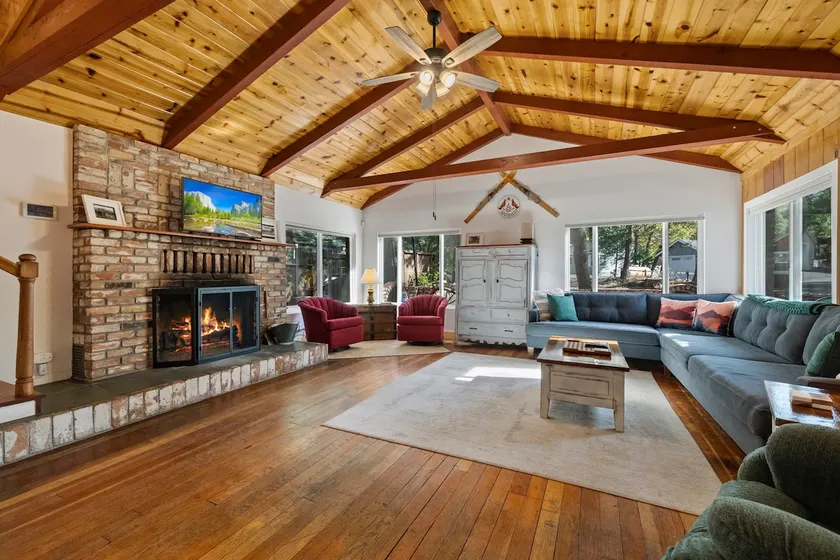 Walk to town, Lake access, Pet Friendly, King bed - Image 1