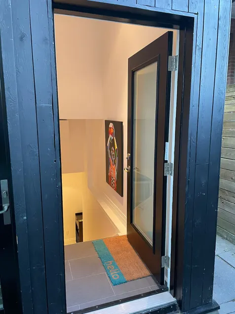 Modern 1 bed w/Sauna in Trendy Trinity Bellwoods - Image 1