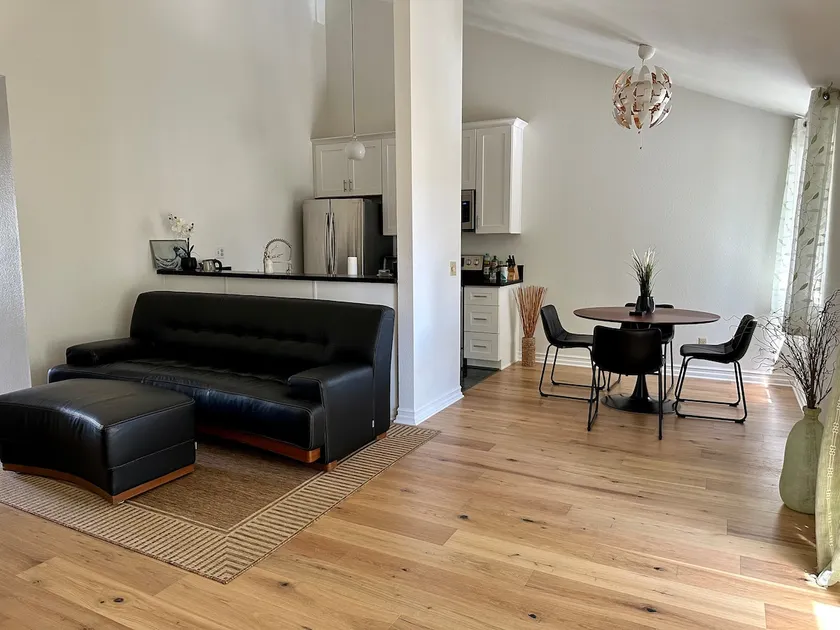 Stylish & Spacious KingBed Apt in Prime Location! - Image 1
