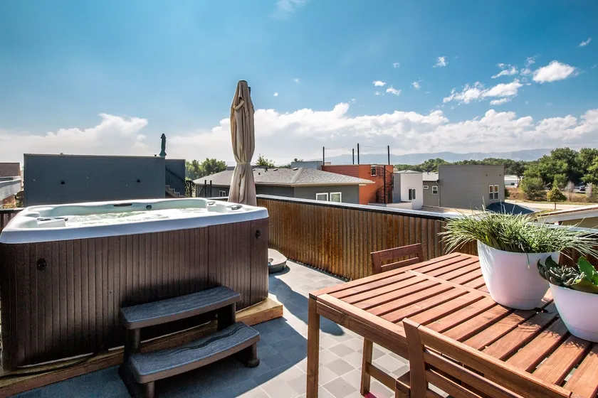Downtown Views Guesthouse 1bd/1b with Rooftop Spa! - Image 1
