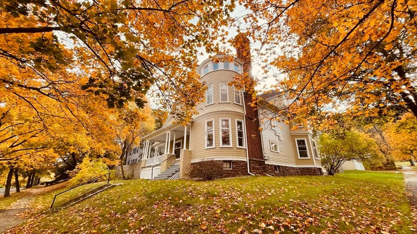 Grande suite ensoleillée au sommet du manoir victorien de Corning, quartier agréable, près de la ville - Image 1