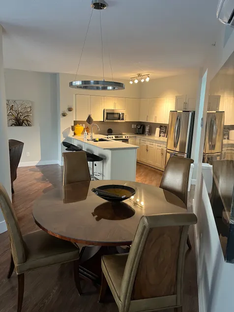 Vacker Executive Downtown Suite - Image 1