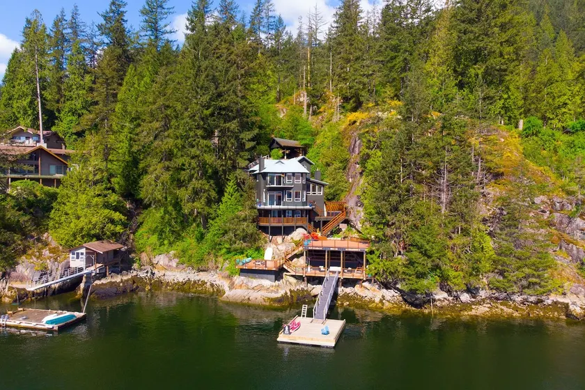 Stunning Deep Cove Waterfront Estate - Image 1