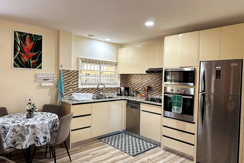 Safe/Quiet Bungalow - Short walk to entertainment - Image 1