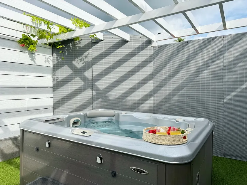 2km from airport, hot tub, parking, wifi - Image 1