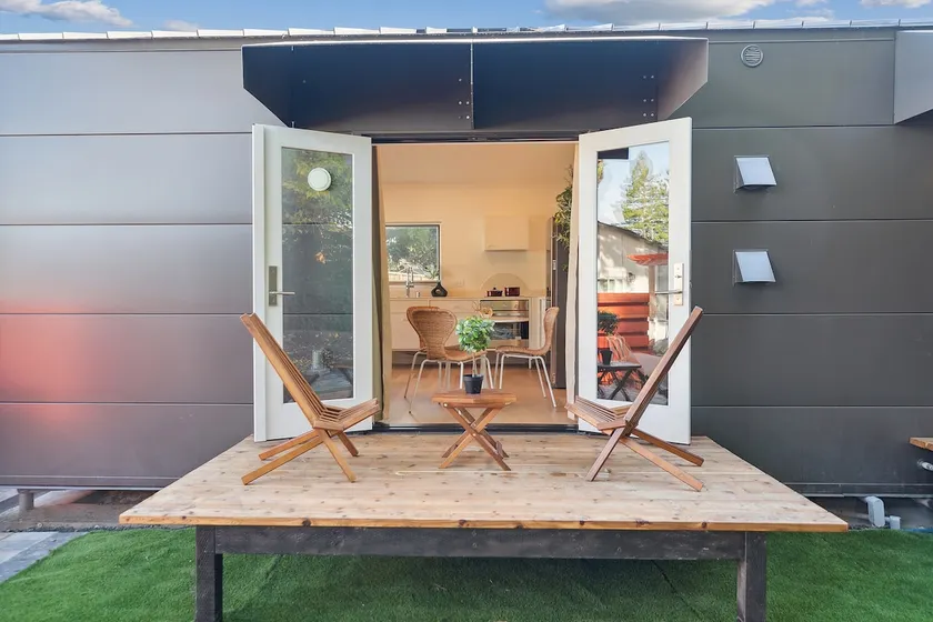 Jane's Home (LU) | Downtown Modern House+AC+Yard - Image 1