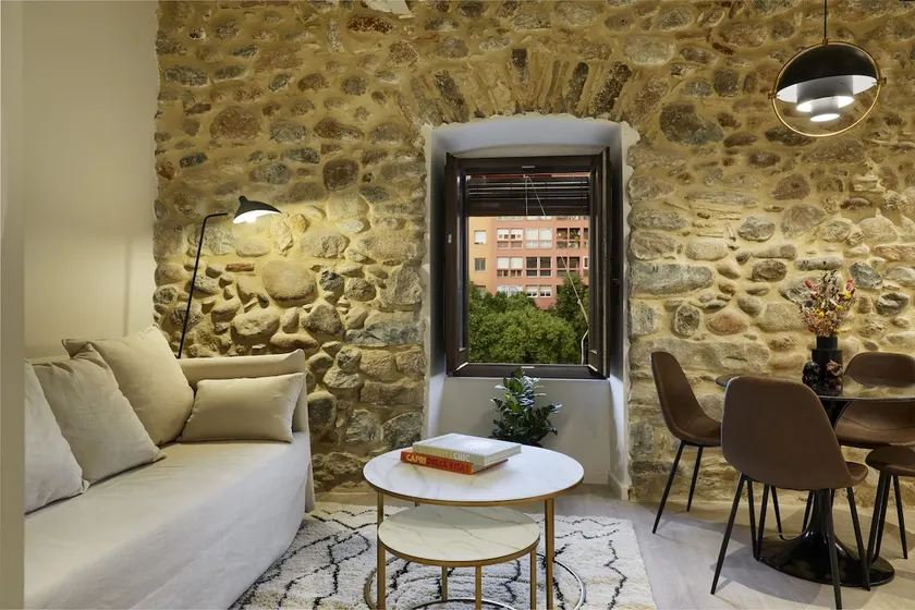 Historic apartment on the Onyar River - Image 1